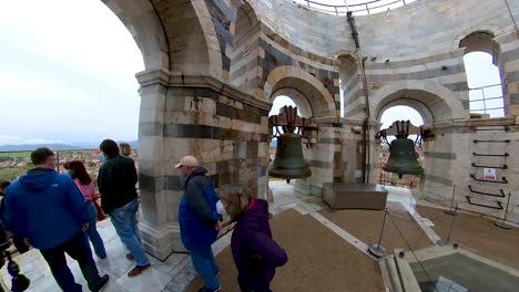 Touristen-Im-Glockenturm-Des-Schiefen-Turms-Von-Pisa