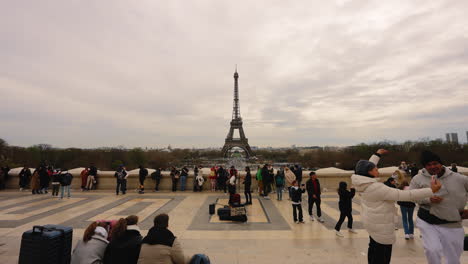 Vista-Del-Paisaje-Urbano-De-Turistas-Mirando-La-Famosa-Tour-Eiffel,-En-París,-Francia,-Al-Atardecer.