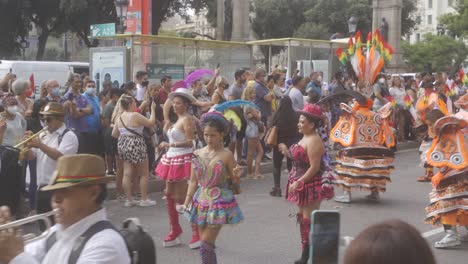 Bolivianische-Tanzparade-In-Den-Straßen-Von-Barcelona,-Spanien-Am-Nationalfeiertag-Spaniens