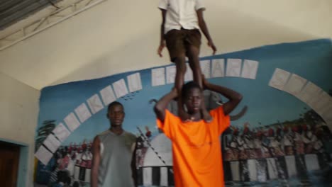 Los-Niños-Africanos-Muestran-Sus-Habilidades-Acrobáticas-En-El-Escenario,-Dejando-Al-Público-Asombrado-Con-Su-Agilidad-Y-Gracia.