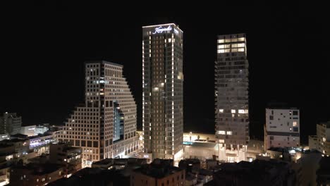 Una-Vista-Exterior-Renovada-De-La-Famosa-Torre-De-La-ópera-Beit-Y-Los-Edificios-Circundantes-Desde-La-Playa-De-Tel-Aviv.