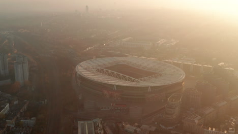 Nahaufnahme-Einer-Kreisenden-Luftaufnahme-In-Richtung-Des-Von-Der-Sonne-Beleuchteten-Arsenal-Fußballstadions