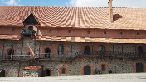 Trakai,-Litauen-4.-Mai-2023:-Touristen-Besuchen-Den-Innenhof-Der-Gotischen-Inselburg-Von-Trakai,-POV,-Steadicam
