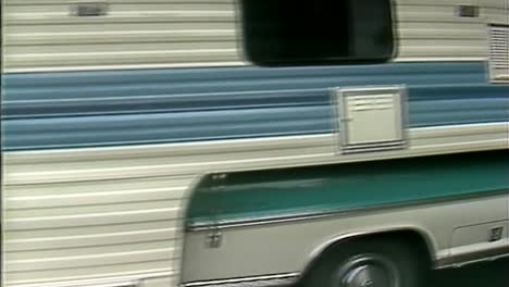 1985-Camión-Y-Caravana-Conduciendo-Por-El-Camping