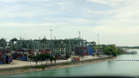 Singapur-Sentosa-Island-Pier-Voller-Container-Marktviertel-Handelsschiffe