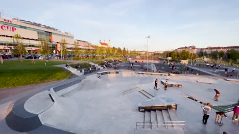 Skateboardpark-An-Der-Weißen-Fußgängerbrücke-In-Vilnius