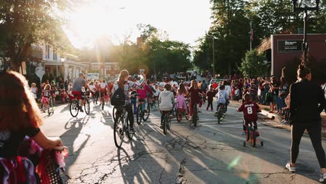 Kinder-Auf-Fahrrädern-Und-Kinder-Bei-Der-Parade-Zum-4.-Juli