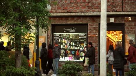 Menschen,-Die-Vor-Geschäften-Im-Barrio-Italia-Laufen,-Einem-Einzigartigen-Und-Historischen-Viertel-In-Santiago,-Chile