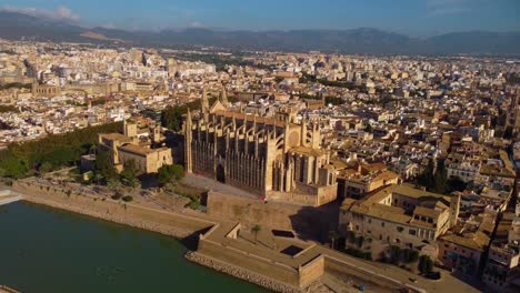 Kurze-4K-Aufnahme-Mit-Langsamem-Bogen-Der-Kathedrale-Basilika-Von-Santa-María-De-Mallorca