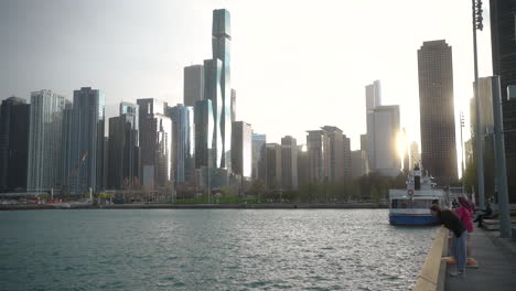 Turistas-Por-El-Lago-Michigan-En-Navy-Pier,-En-Un-Día-Ventoso-En-Chicago