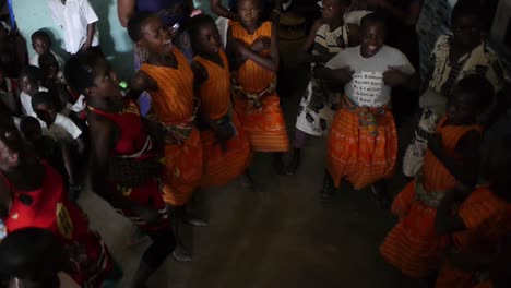 Niñas-Africanas-Bailan-Canciones-Indígenas-Tradicionales-En-La-Escuela-Primaria-De-Zambia.