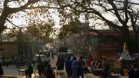 Blick-Auf-Das-Stadtbild-Einer-Menschenmenge,-Die-Bei-Sonnenuntergang-In-Der-Nähe-Einer-Belebten-Straße-In-Kathmandu,-Nepal,-Spaziert