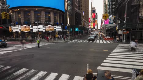 Zeitraffer-Und-Bewegungsraffer-Von-Der-Kreuzung-W-42nd-St-Und-7th-Ave,-New-York,-Sich-Bewegende-Menschen-Und-Fahrzeuge,-Mit-Den-Wolkenkratzern-Und-Riesigen-LED-Panels-Des-Times-Square-Im-Hintergrund
