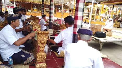 Musiker-Spielen-Gamelan-Gong-Kebyar-Traditionelle-Musik-Von-Bali-Indonesien-In-Der-Tempelzeremonie-Während-Der-Balinesischen-Hindu-Feier