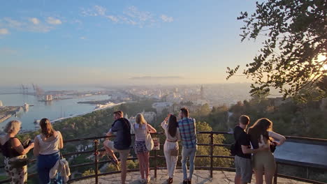 Weitwinkelaufnahme-Von-Touristen,-Die-Den-Sonnenuntergang-Auf-Der-Burg-Von-Gibralfaro,-Spanien,-Beobachten
