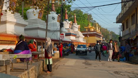 Vista-Del-Paisaje-Urbano-De-La-Población-Local-Junto-A-Algunas-Velas,-Al-Borde-De-Una-Carretera-Cerca-De-Templos-Y-Santuarios,-En-Katmandú,-Nepal.