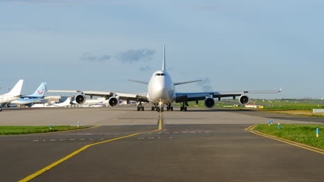 Vista-Frontal-De-Un-Gran-Avión-Jumbo-Boeing-747-Preparándose-Para-El-Despegue