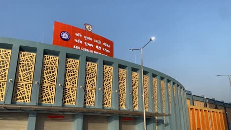 Amplia-Vista-De-La-Estación-De-Metro-Kavi-Subhash-En-Kolkata,-India