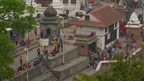 Vista-Panorámica-De-Las-Personas-Que-Visitan-El-Templo-Hindú-Pashupatinath,-En-Katmandú,-Nepal