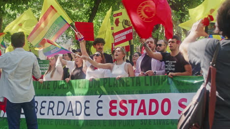 April-25th-parade-at-Avenida-da-Liberdade,-Lisbon,-close-up-shot-of-Juventude-Socialista