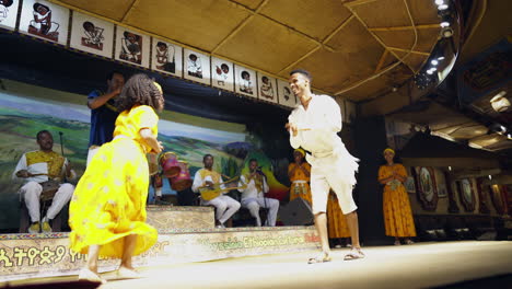 Niño-Y-Niña-Realizando-Una-Danza-Cultural-En-El-Restaurante-Yod-Abyssinia-En-Etiopía,-África