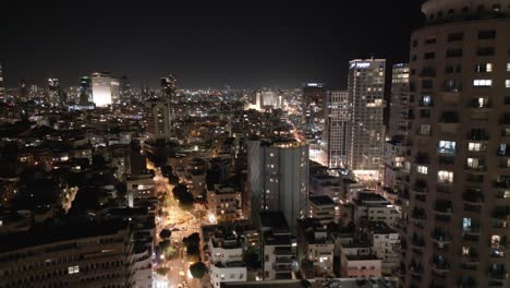 Nachtlicht-Stadtbild-Auf-Dem-Dach-Mit-Panoramablick-Auf-Tel-Aviv-Mit-Meeresküste