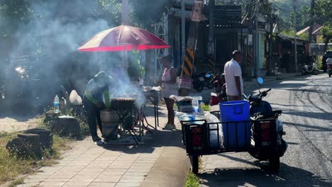 Vendedor-Ambulante-Cocinando-Comida-Callejera-En-El-Puesto-En-La-Playa-De-Choeng-Mon-En-Koh-Samui,-Tailandia