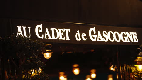 Letrero-Luminoso-Francés-Por-La-Noche-Del-Restaurante-De-Café-En-El-Distrito-De-Montmartre,-Ciudad-De-París
