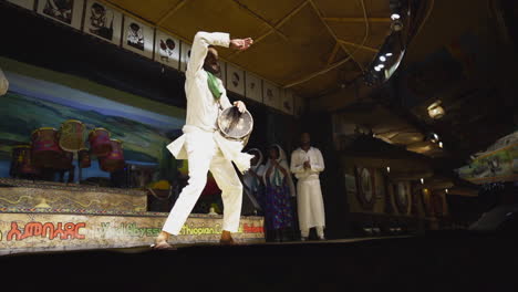 Hombre-Tocando-Tambores-En-El-Escenario-Con-Ropas-Tradicionales-En-El-Restaurante-Yod-Abisinia-En-Addis-Abeba,-Etiopía