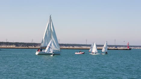 Die-Besatzung-Eines-Kleinen-Segelboots-übt-An-Einem-Sonnigen-Und-Windigen-Tag-Wassersport-Auf-Dem-Blauen-Meer-Aus