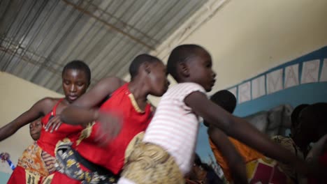 Mädchen-In-Traditioneller-Sambischer-Afrikanischer-Kleidung-Tanzen-Und-Singen-Bei-Der-Schulversammlung