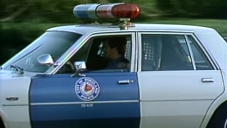Oficial-De-Policía-De-Portland-De-Los-Años-80-Conduciendo-Un-Coche-De-Policía