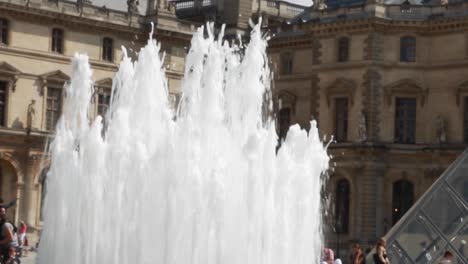 Water-fountain-in-the-Louvre-Museum's-main-courtyard-in-Paris,-France