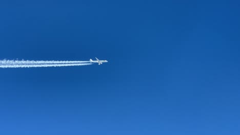 Avión-A-Reacción-Blanco-De-Tap-Airlines-Tomado-Desde-Otra-Cabina-De-Avión-Volando-Paralelamente-En-La-Misma-Pista