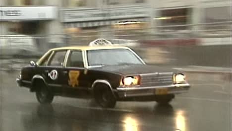 Taxi-De-La-Ciudad-De-1982-Conduciendo-Bajo-La-Lluvia-En-El-Centro