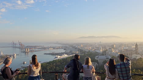 Touristen-Beobachten-Den-Sonnenuntergang-über-Der-Stadt-Malaga-An-Der-Burg-Gibralfaro,-Spanien