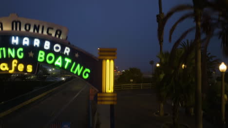 Aufsteigende-Luftaufnahme-Vor-Dem-Tor-Des-Santa-Monica-Pier,-Nebliger-Abend-In-La,-USA