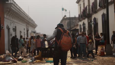 Vendedor-Ambulante-Durante-La-Procesión-Del-Domingo-De-Pascua-En-Antigua,-Guatemala