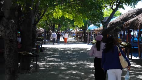Personas-Que-Visitan-El-Mercado-Local-De-Pescado,-Frutas-Y-Verduras-En-Beloi,-En-La-Isla-De-Atauro,-En-Timor-Oriental,-En-El-Sudeste-De-Asia.