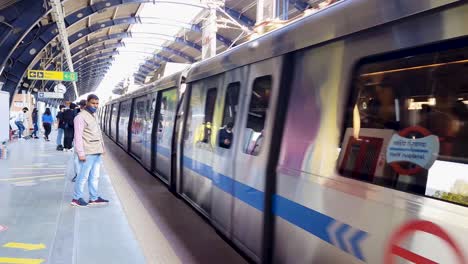 Tren-De-Metro-Que-Se-Mueve-Rápidamente-Llegando-A-La-Estación-Para-Detenerse-Por-La-Noche-El-Video-Se-Toma-En-La-Estación-De-Metro-De-Vaishali-Nueva-Delhi-India-El-10-De-Abril-De-2022