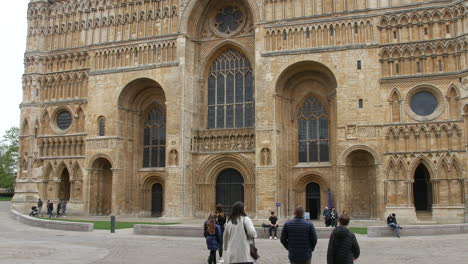 Eingang-Zur-Kathedrale-Von-Lincoln-Mit-Touristen,-Die-Eine-Aufnahme-Machen