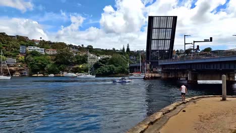 Die-Spit-Brücke-über-Sydneys-Mittelhafen-Verfügt-über-Eine-Klapphubbrücke,-Um-Den-Bootsverkehr-Zu-Festgelegten-Zeiten-Zu-Ermöglichen