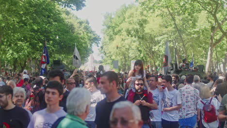 25.-April-Parade-An-Der-Avenida-Da-Liberdade,-Lissabon,-Menschenmenge-Feiert-Die-Freiheit