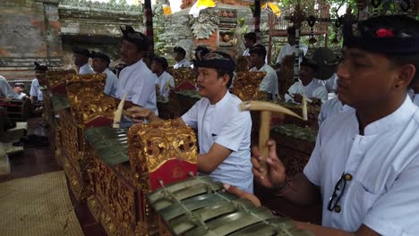 Músicos-Gamelan-Tocan-En-La-Ceremonia-Del-Templo-De-Bali-Música-Tradicional-Cultural-Asiática-Con-Gongs-Y-Teclas-De-Percusión-De-Bronce
