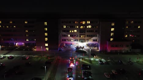 Nachts-Waren-Feuerwehrautos-Im-Brampton-Civic-Hospital-In-Kanada-Im-Einsatz,-Da-Es-Zu-Einem-Kleineren-Brand-Kam