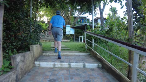 Un-Ciudadano-Americano-Caminando-Por-El-Jardín-Y-Tomando-Fotografías-De-Las-Zonas-De-Jomax-Peak-En-Don-Salvador-Benedicto,-Negros-Occidental,-Filipinas.
