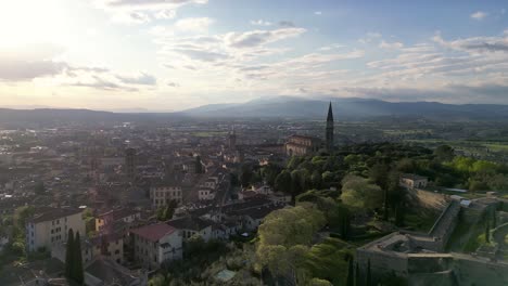Drohnenschloss-Arezzo:-Atemberaubende-Luftaufnahmen-Eines-Majestätischen-Toskanischen-Schlosses,-Reich-An-Geschichte-Und-Eingebettet-In-Idyllische-Landschaften