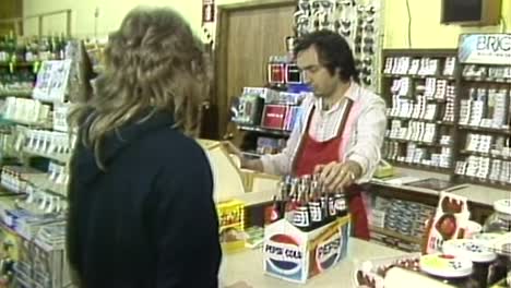 Cliente-De-1980-Que-Compra-Un-Paquete-De-Seis-Pepsi-Al-Empleado-De-La-Tienda.