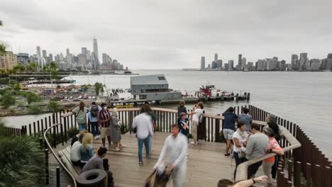 Zeitraffer-Und-Bewegungsraffer-Von-Little-Island,-New-York,-Blick-Von-Der-Aussichtsplattform-Mit-Der-Bewegung-Der-Menschen,-Dem-Hudson-River-Und-Den-Wolkenkratzern
