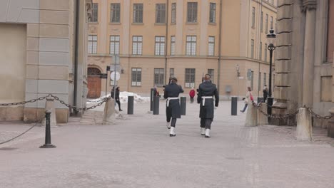 Tres-Guardias-Reales-Suecos-Marchando-Por-La-Calle-Cerca-Del-Palacio-De-Justicia-De-Estocolmo,-Suecia
